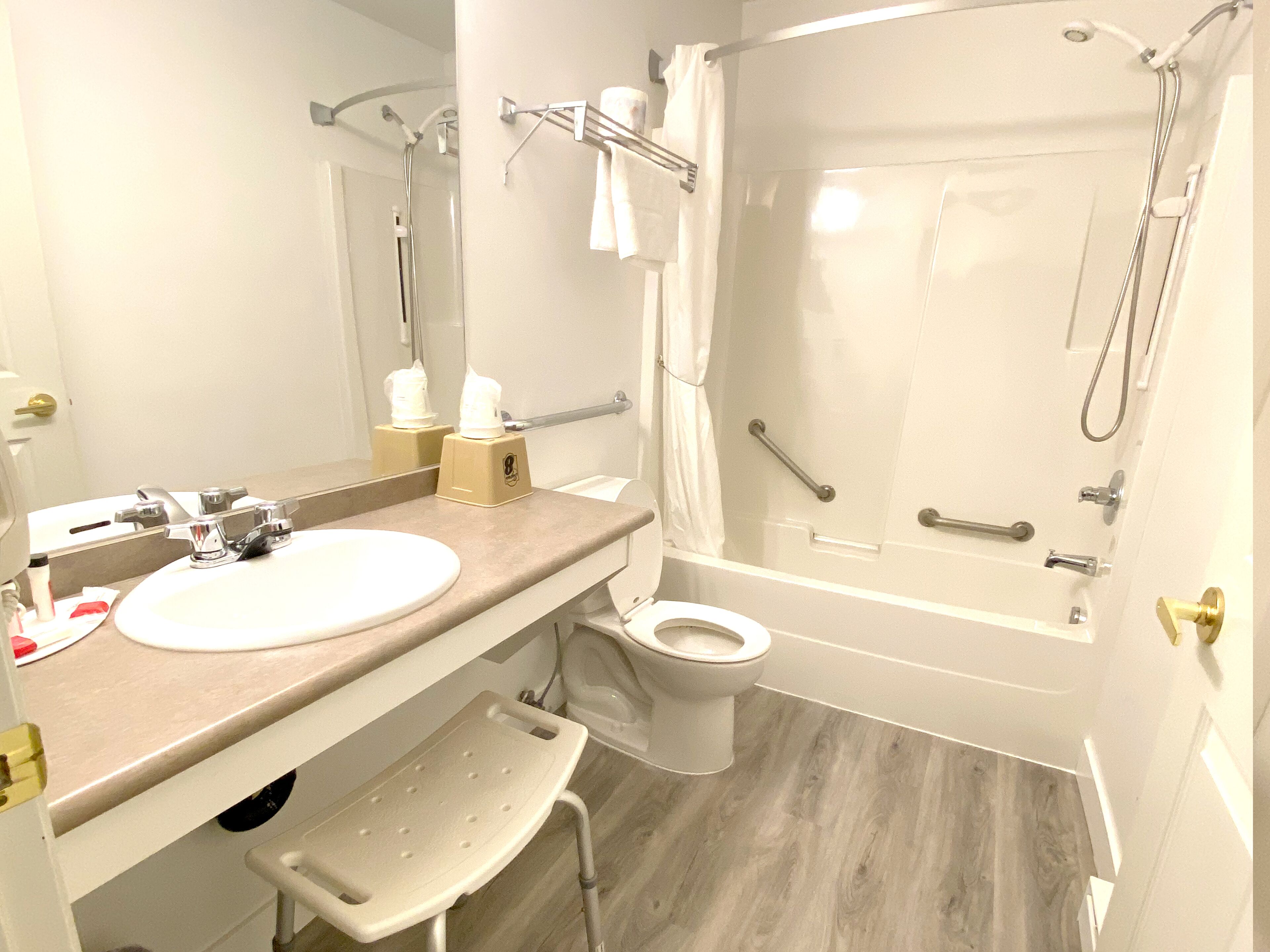 2 Queen Bed, 1-Bedroom, Deluxe Suite, Non-Smoking | Bathroom