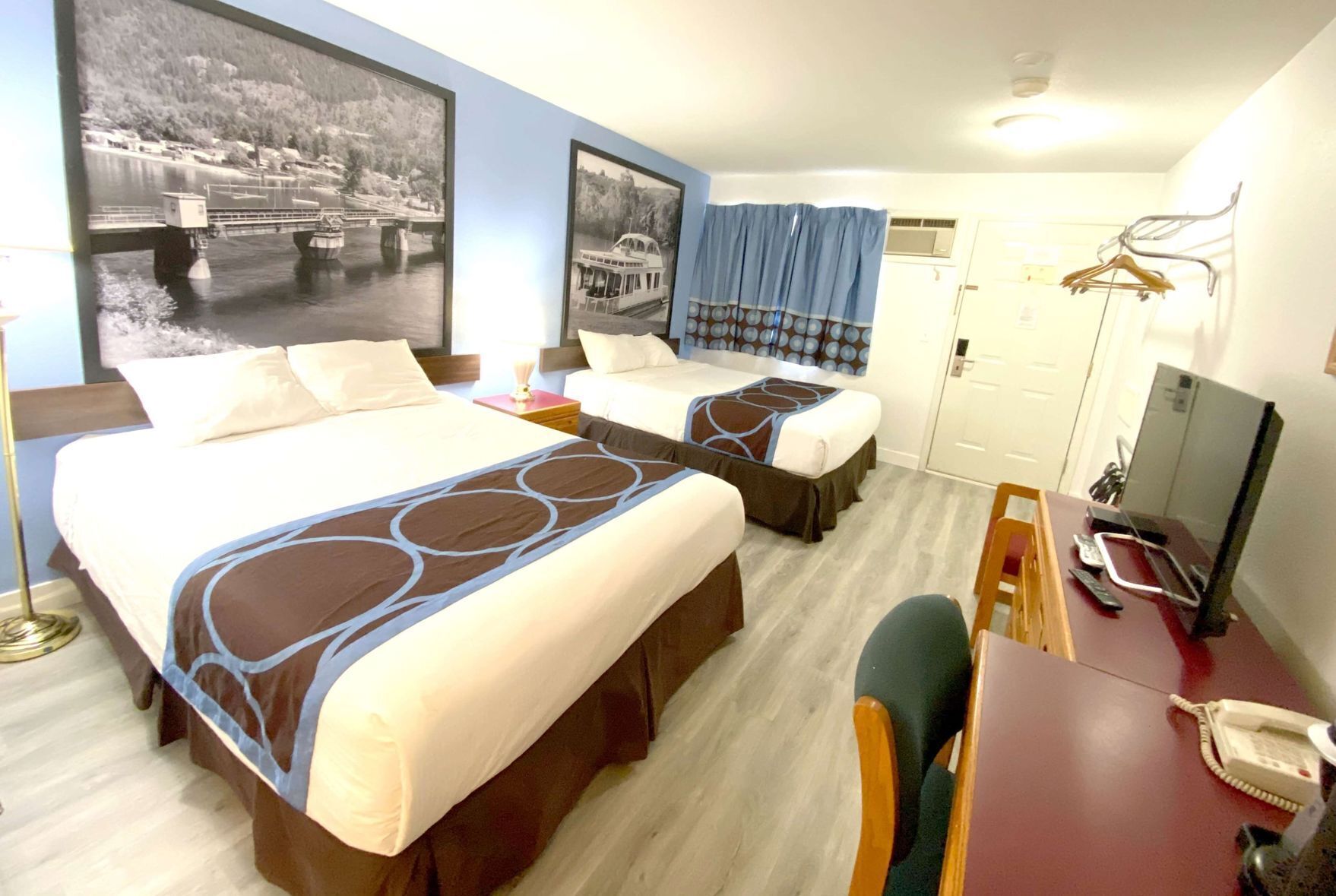 Cunas gratuitas, wifi gratis, ropa de cama y despertador 