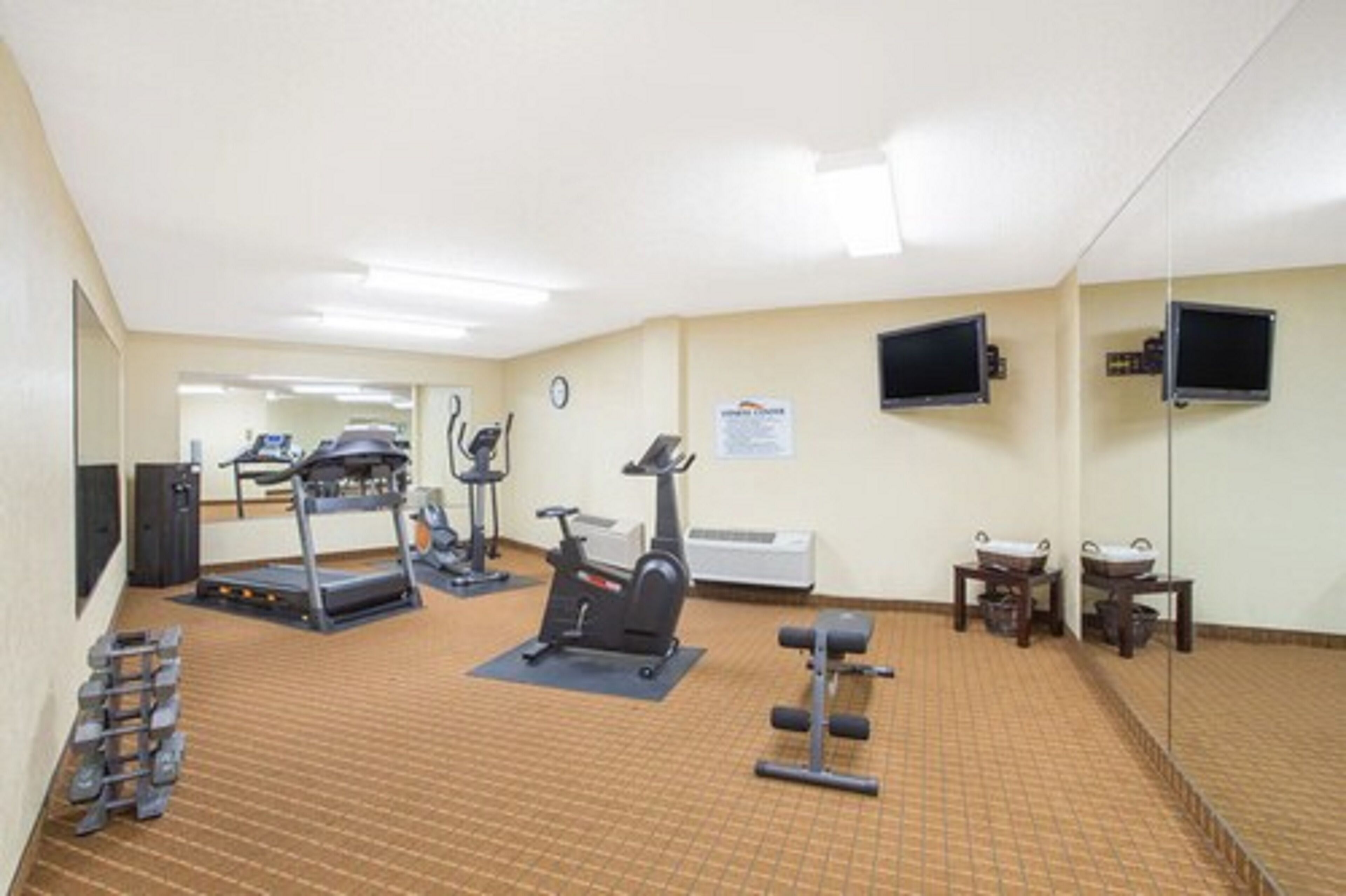 Ein Fitnessstudio mit Laufbändern, Ergometer und Krafttrainingsgeräten.