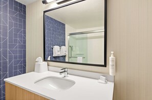 Ensemble baignoire-douche, articles de toilette (gratuits)