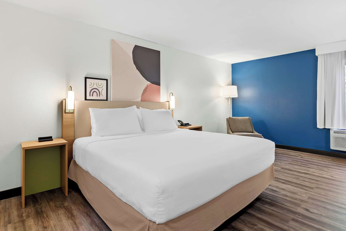 Iron/ironing board, free WiFi, bed sheets