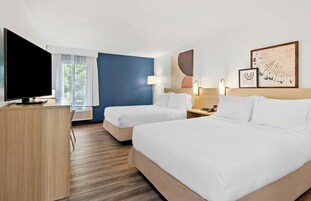 Tabla de planchar con plancha, wifi gratis y ropa de cama 