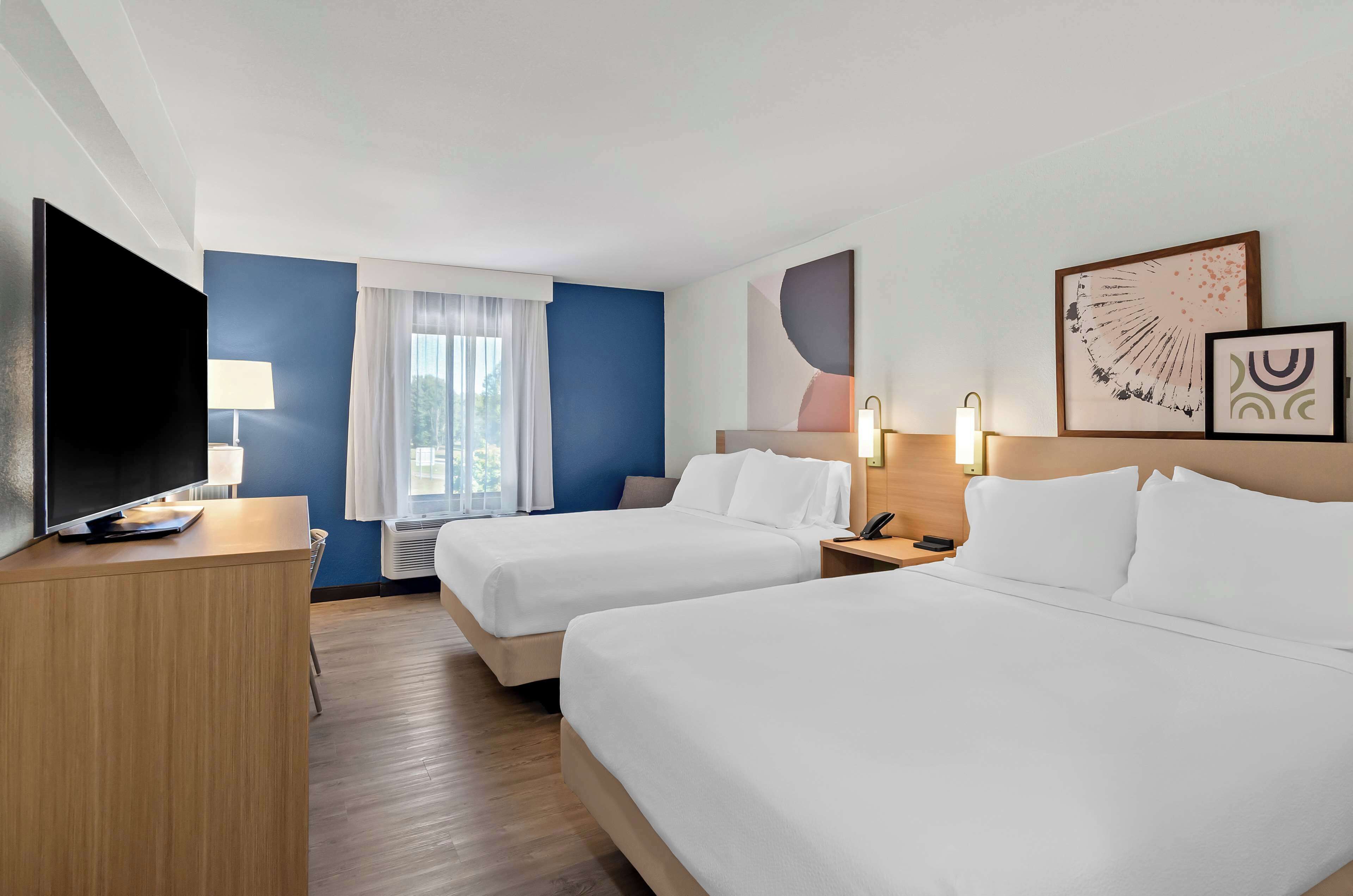 Planxa i posts de planxar, wifi gratuïta i roba de llit 