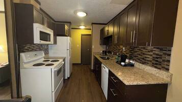 Family Apartment, Multiple Bedrooms, Non Smoking, Kitchen | Private kitchen