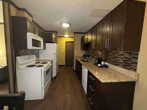 Family Apartment, Multiple Bedrooms, Non Smoking, Kitchen | Private kitchen - Siding 16 Lodge (Wetaskiwin)