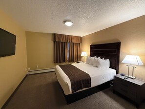 Family Apartment, Multiple Bedrooms, Non Smoking, Kitchen | Blackout curtains, iron/ironing board, rollaway beds, free WiFi - Siding 16 Lodge (Wetaskiwin)