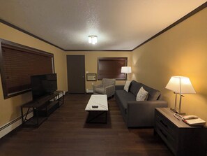 Familienapartment, Mehrere Schlafzimmer, Nichtraucher, Küche | Wohnbereich | LED-Fernseher