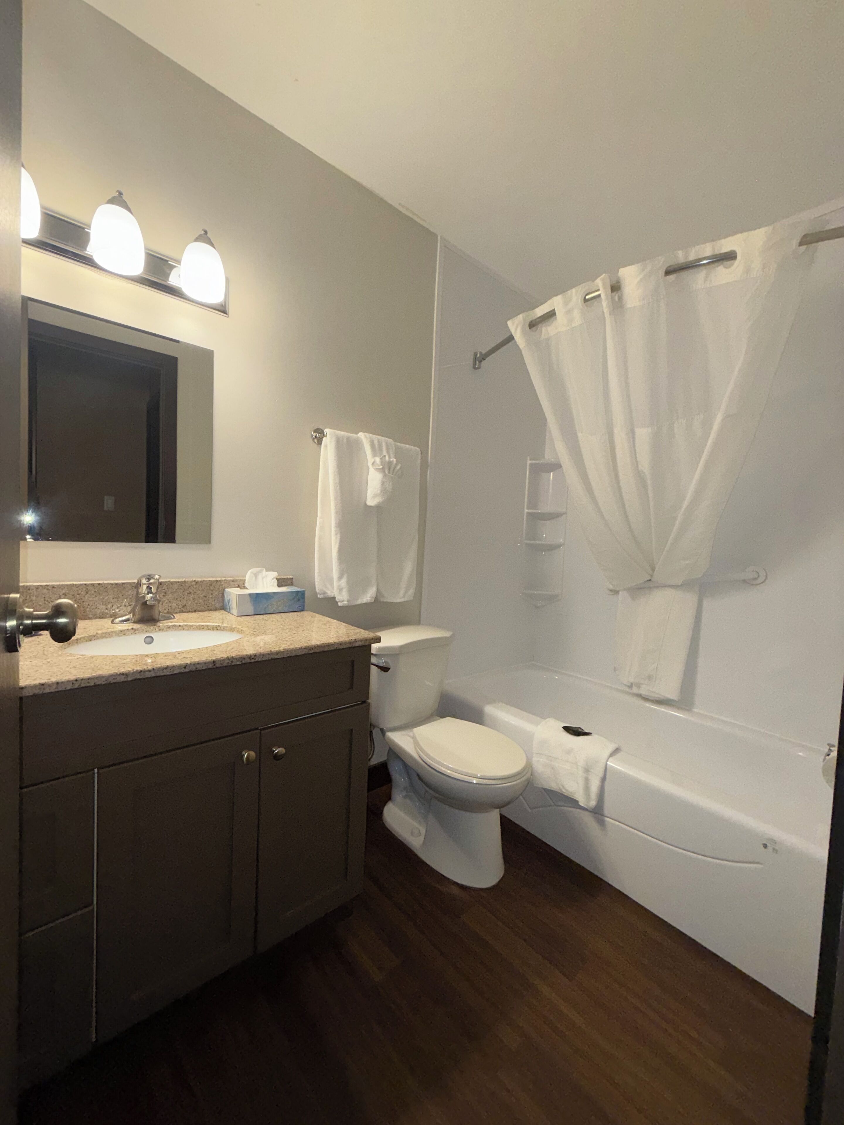 Family Apartment, Multiple Bedrooms, Non Smoking, Kitchen | Bilik Mandi | Gabungan pancuran/tab mandi, kelengkapan dandanan diri percuma 