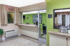 Kühlschrank, Mikrowelle, Wasserkocher mit Kaffee-/Teezubehör
