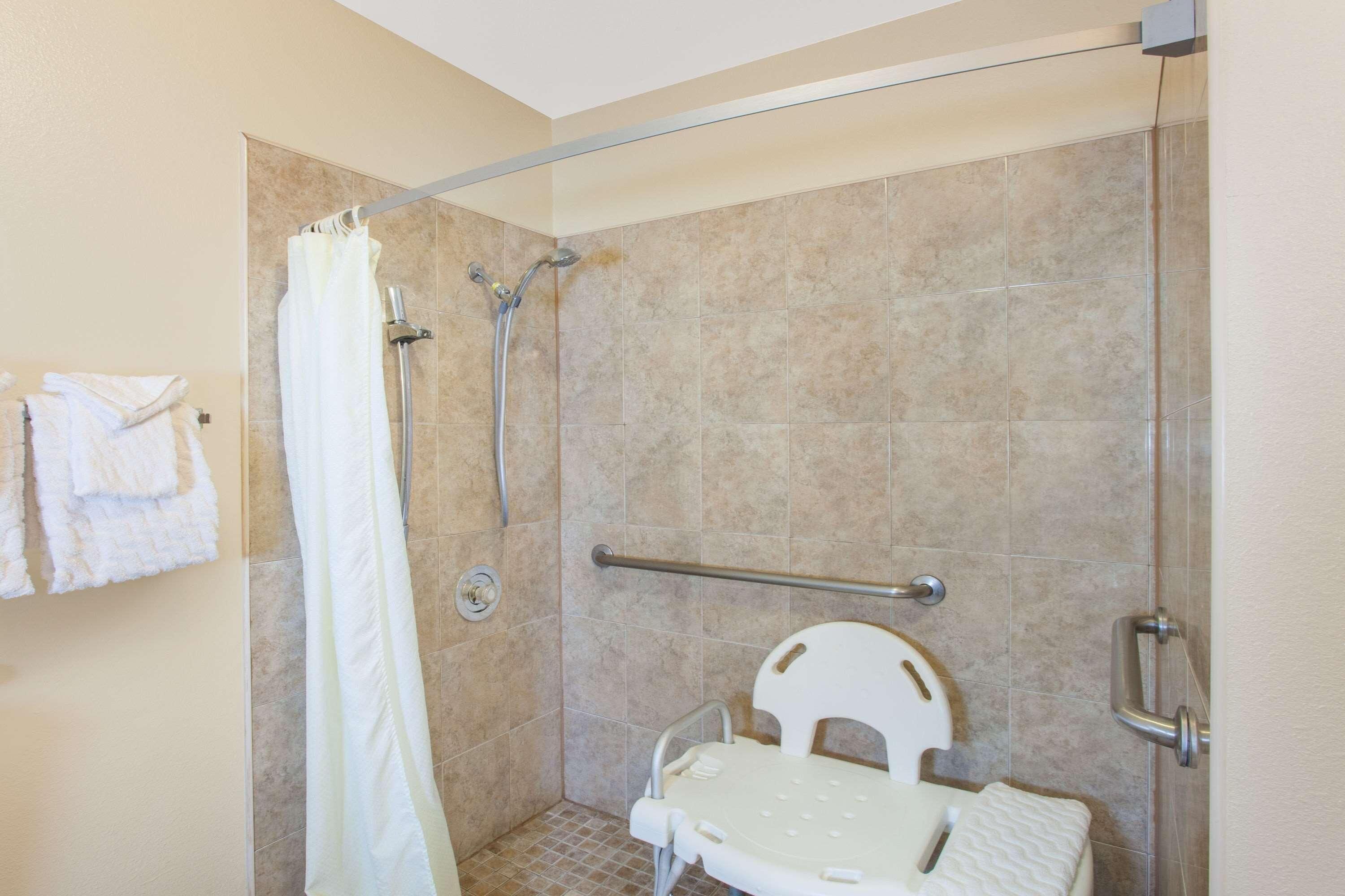 Sèche-cheveux, serviettes fournies