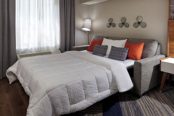 Down duvets, in-room safe, desk, laptop workspace - Four Points by Sheraton Vaughan (Vaughan)