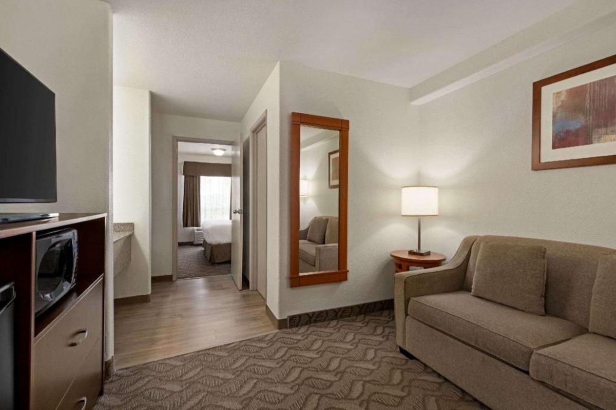 Living area | 43-inch TV with cable channels