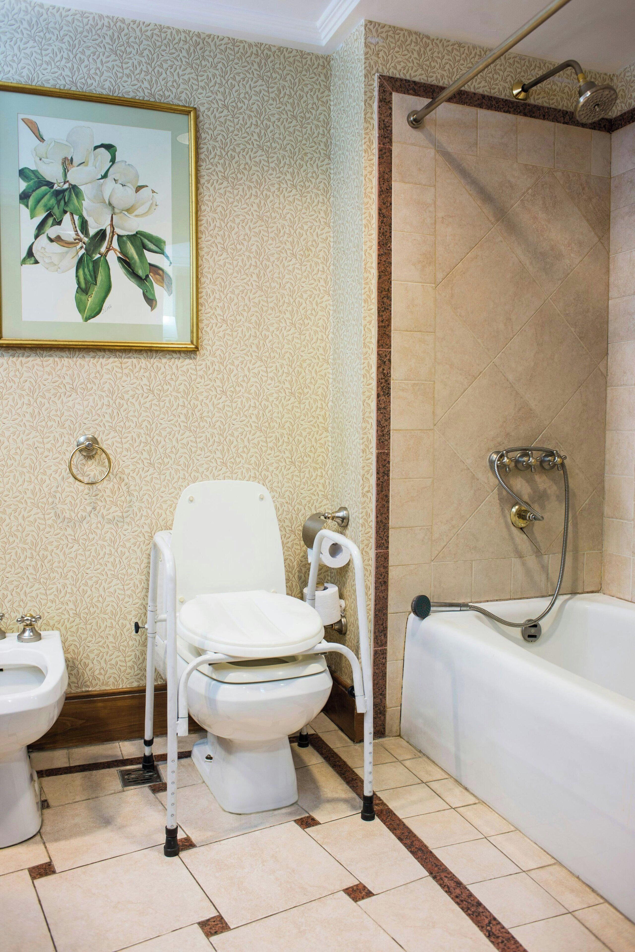 Un baño con inodoro, bidé y bañera.