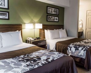 Quarto standard, 2 camas Queen, para não fumantes | Escrivaninha, espaço de trabalho para notebook