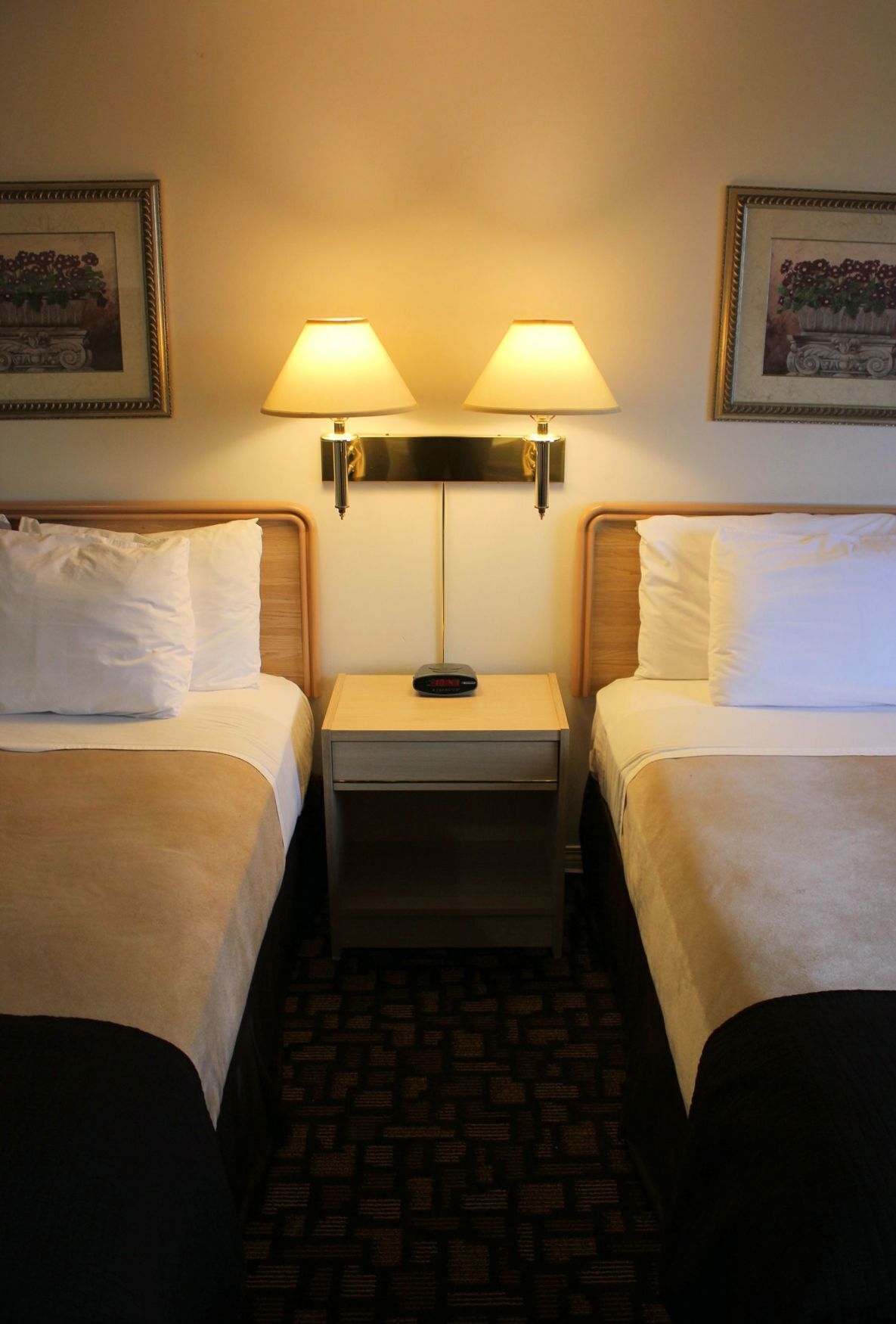 Coffre-fort, bureau, rideaux d’obscurcissement