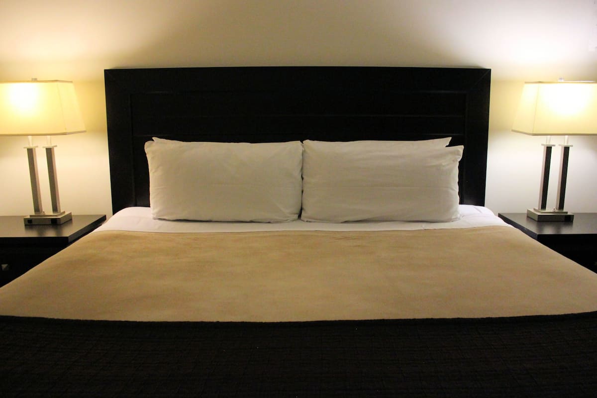 Suíte superior, 1 cama King | Cofres nos quartos, escrivaninha, cortinas blackout