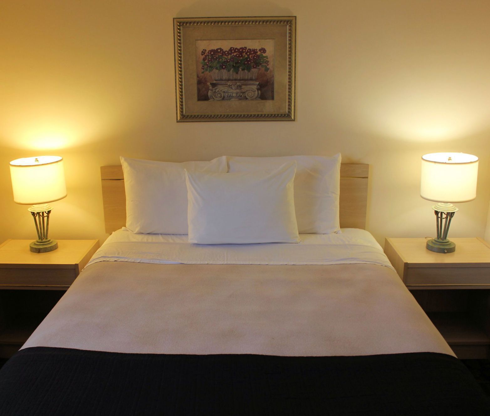 Coffre-fort, bureau, rideaux d’obscurcissement