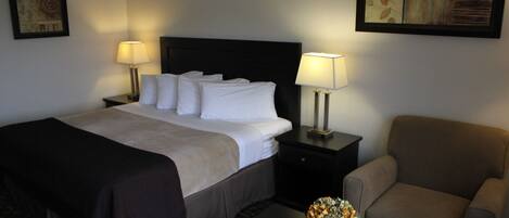 Business Room, 1 King Bed | In-room safe, desk, blackout drapes, iron/ironing board