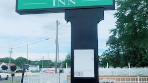 Segnaletica per Sun Flower Inn, con una chiara vista del nome e del logo.