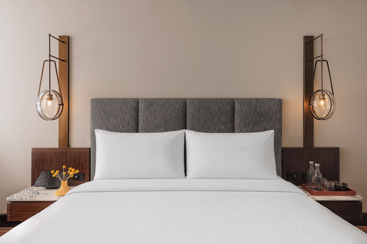 Habitación, 1 cama de matrimonio grande (Horizon King) | 1 dormitorio, ropa de cama de alta calidad, caja fuerte y escritorio