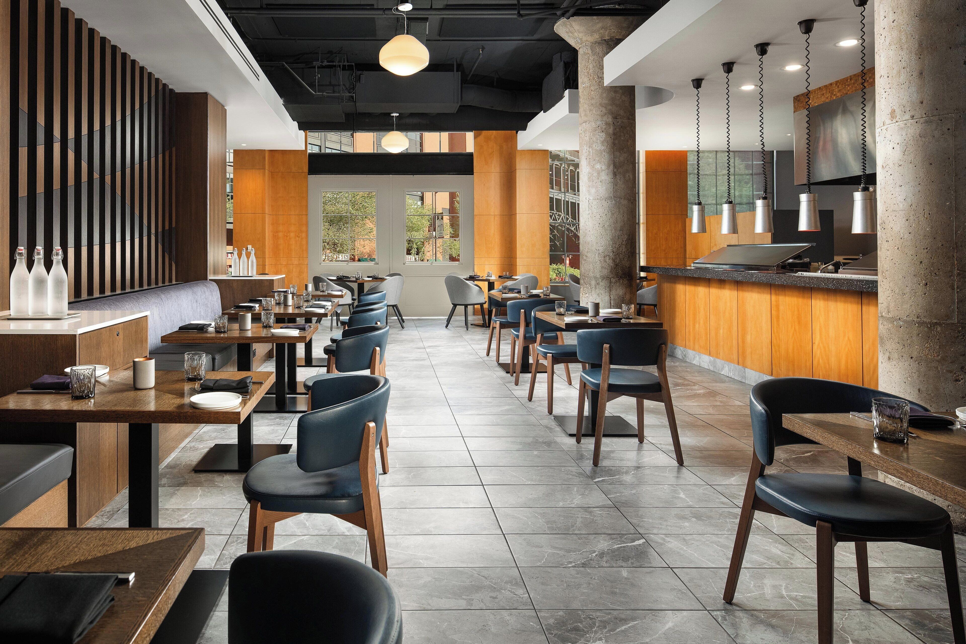 Se sirven desayunos, almuerzos y cenas; cocina italiana