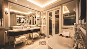 Artículos de higiene personal de diseño, secador de pelo y albornoces