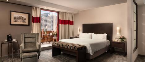 Junior suite, 1 kingsize bed, niet-roken, op de hoek | Luxe beddengoed, een minibar, een kluis op de kamer, een bureau