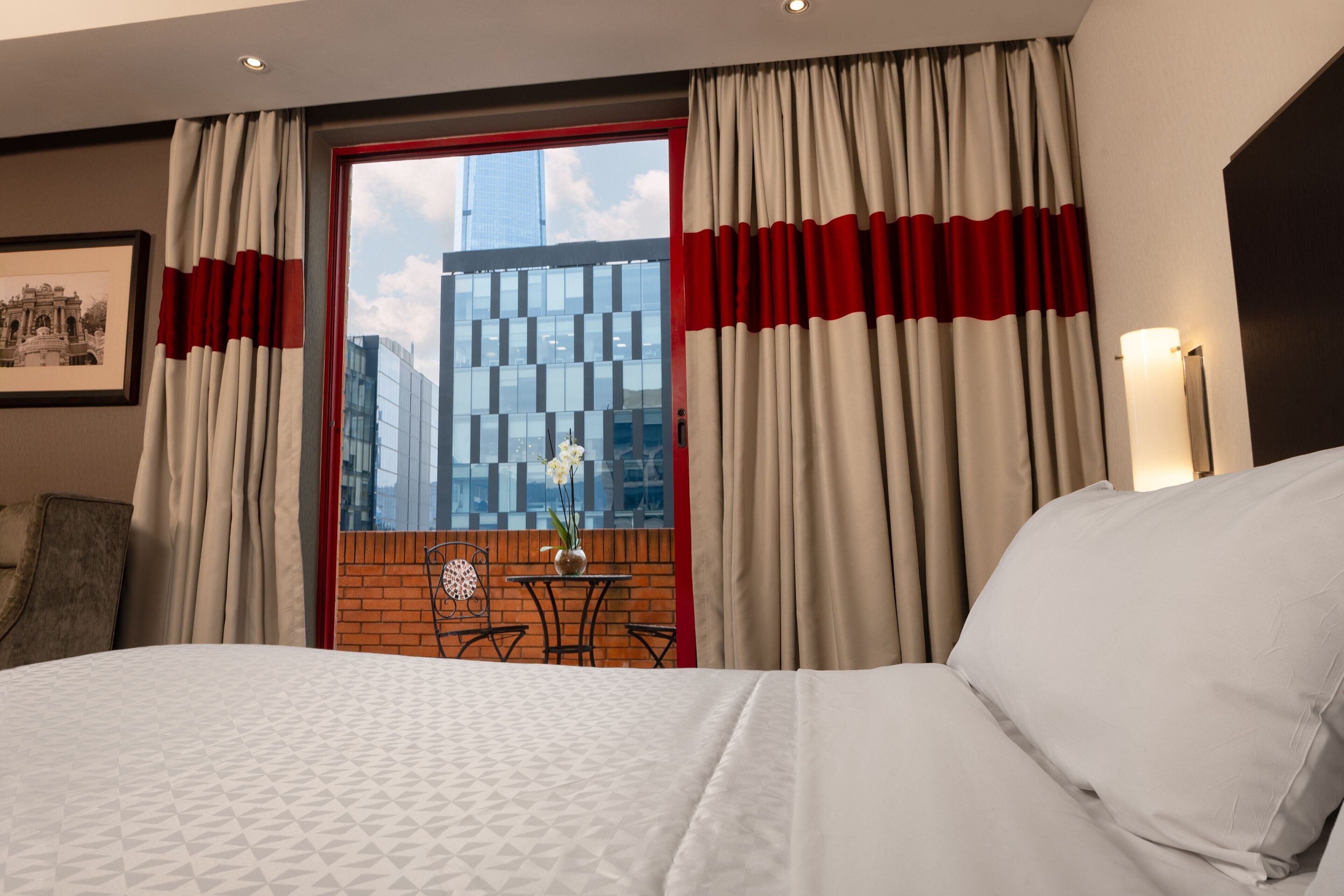 Suite junior, 1 cama de matrimonio grande, en esquina | Ropa de cama de alta calidad, minibar, caja fuerte y escritorio