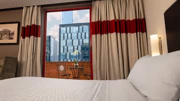 Suite junior, 1 cama de matrimonio grande, en esquina | Ropa de cama de alta calidad, minibar, caja fuerte y escritorio