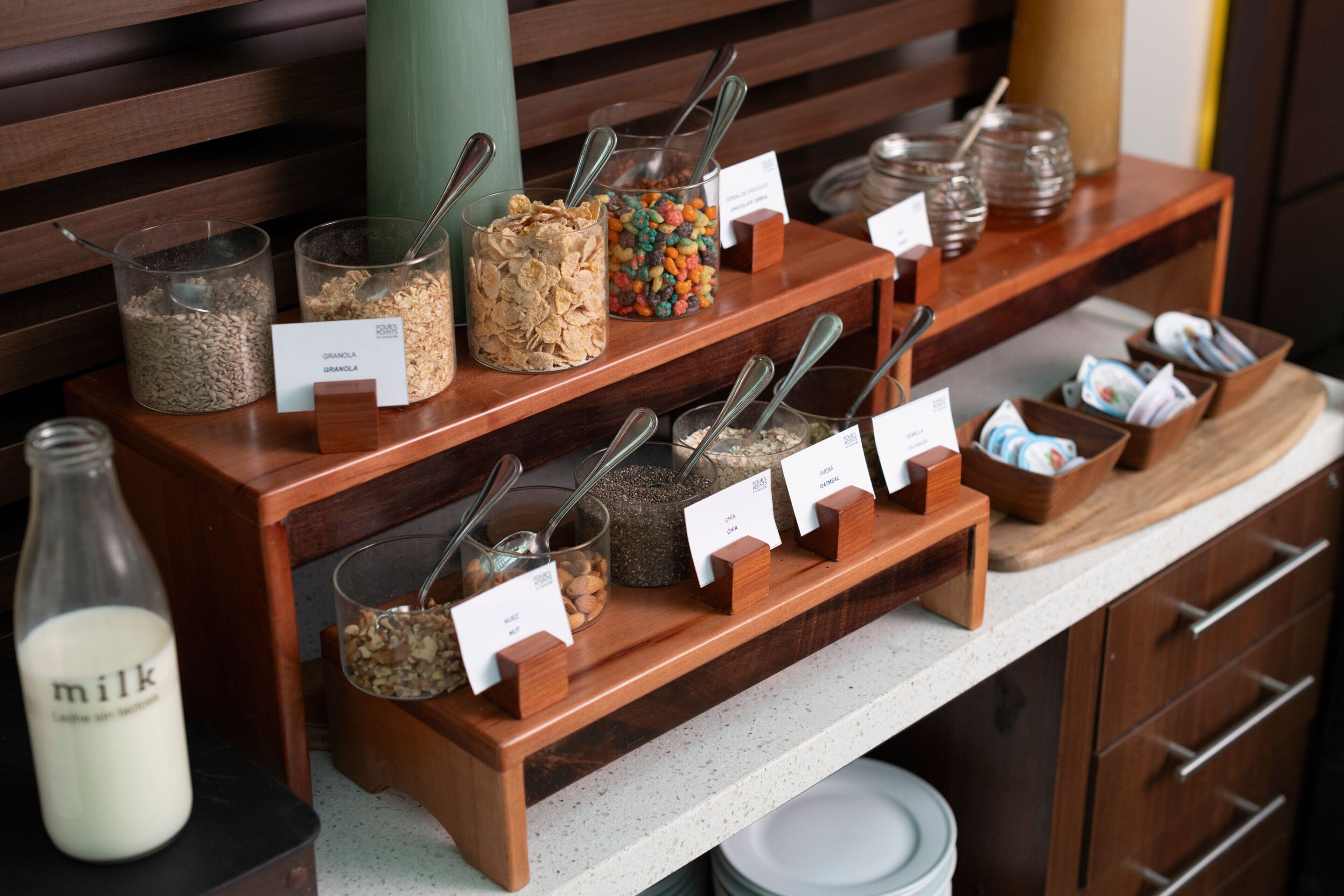 Un buffet de petit-déjeuner proposant une variété d'aliments et d'ustensiles.