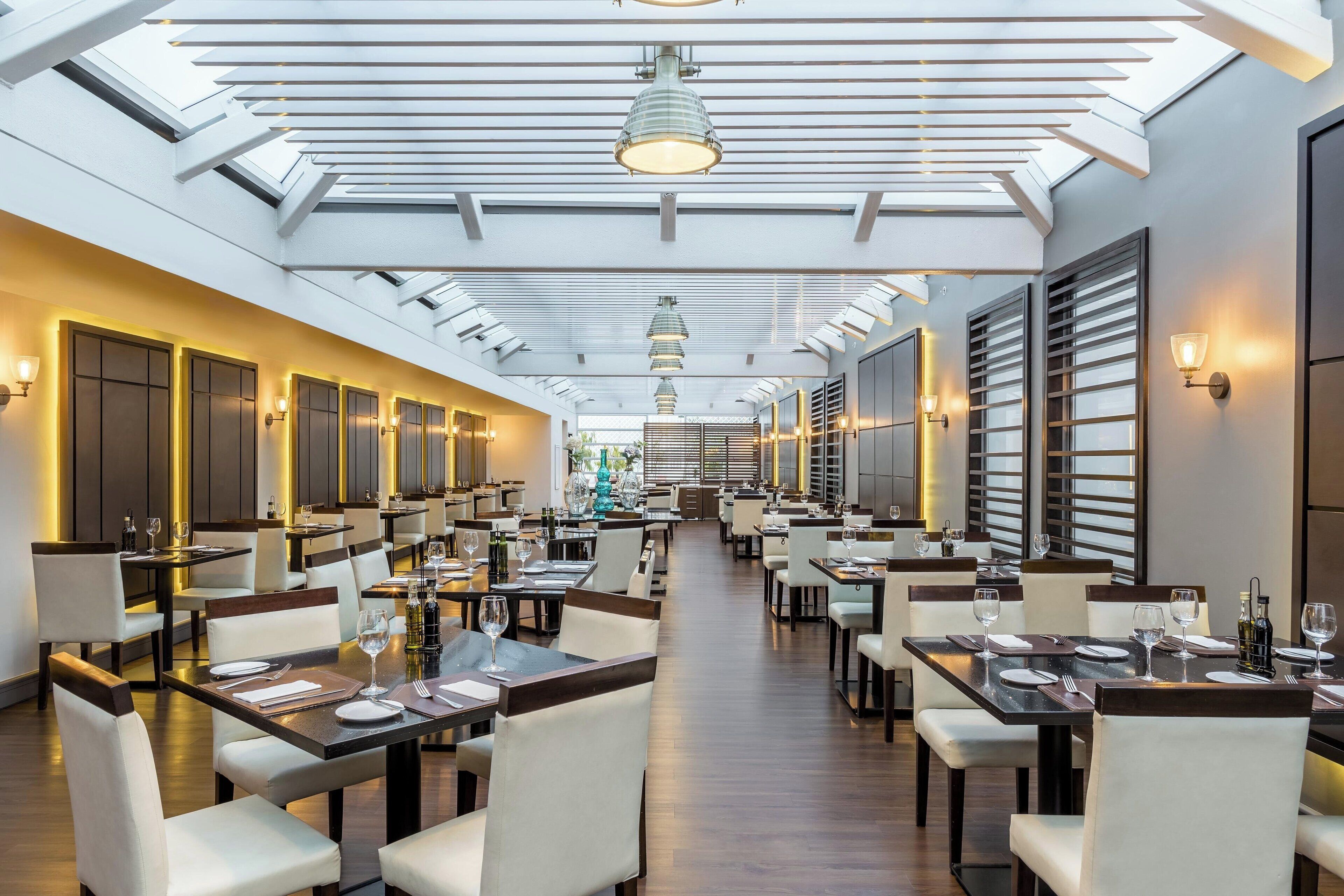 2 間餐廳，供應早餐、午餐和晚餐，國際料理