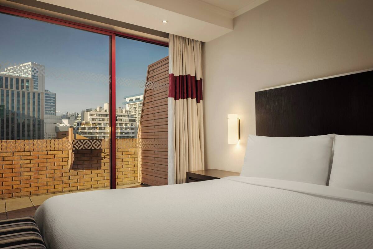 Deluxe suite, 1 kingsize bed, hoek | Luxe beddengoed, een minibar, een kluis op de kamer, een bureau
