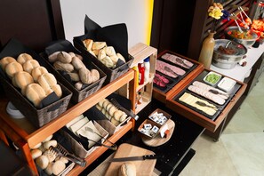 Daily buffet breakfast for a fee - Four Points by Sheraton Santiago (Santiago)