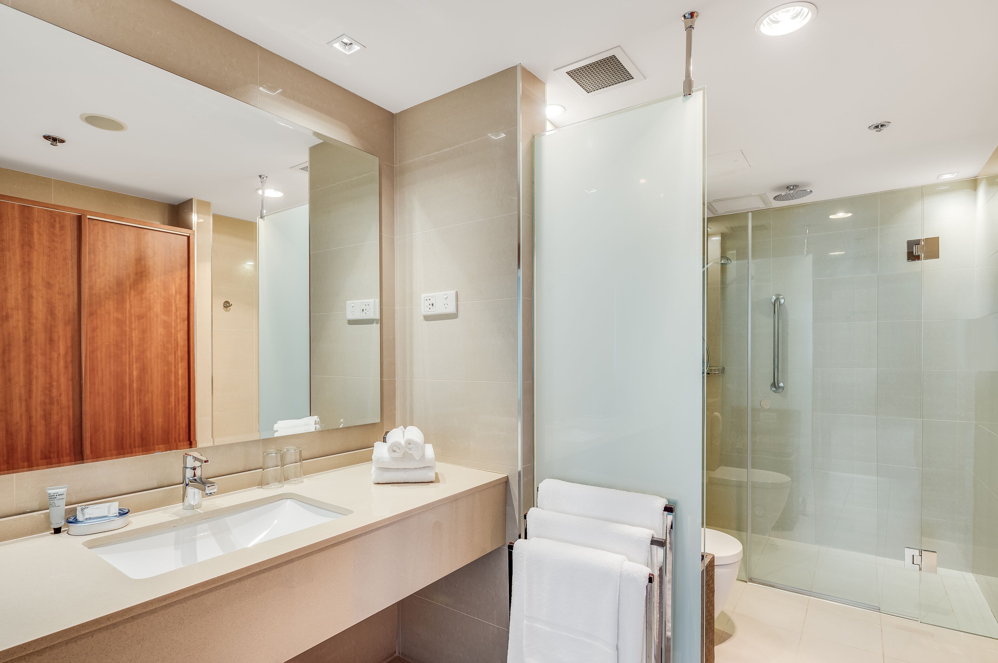 1 bedroom, egyptian cotton sheets, premium bedding, free minibar items