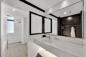 Signature kamer (Premium Corner King) | Badkamer | Designer toiletartikelen, een haardroger, pantoffels, handdoeken