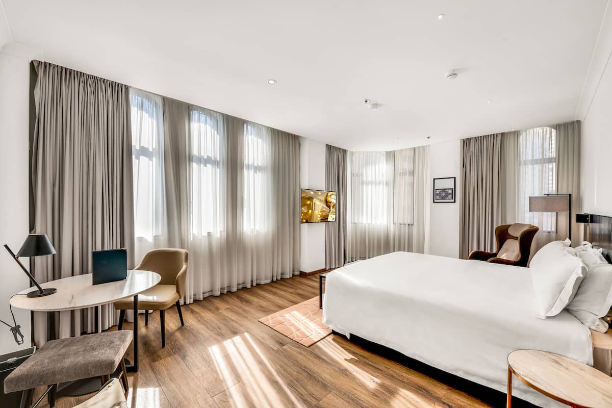 signature premium corner king room | 1 bedroom, egyptian cotton sheets, premium bedding, free minibar items