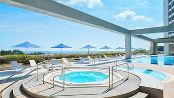 Piscine couverte, piscine extérieure (ouverte en saison)