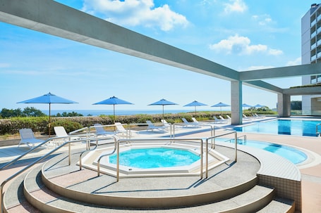 Una piscina techada, una piscina al aire libre de temporada