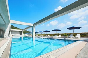 Una piscina techada, una piscina al aire libre de temporada