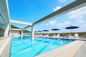 Inomhuspool och en säsongsöppen utomhuspool