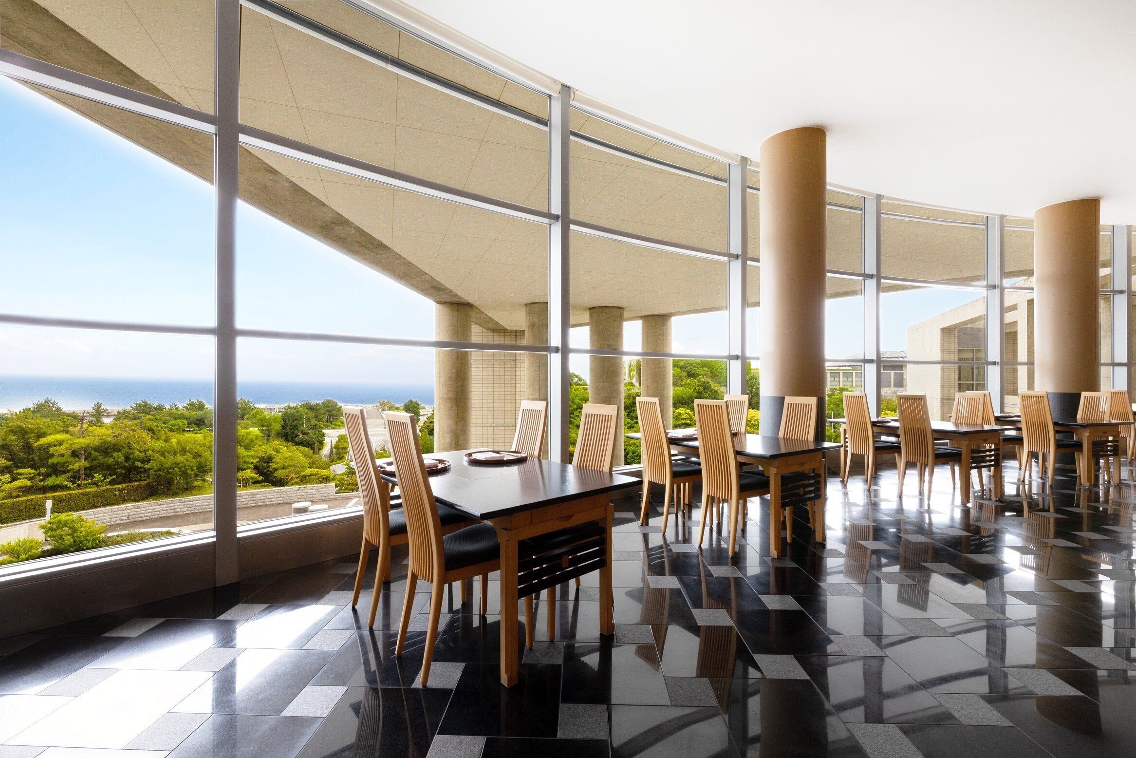 2 restaurants, breakfast, lunch, dinner served; french cuisine