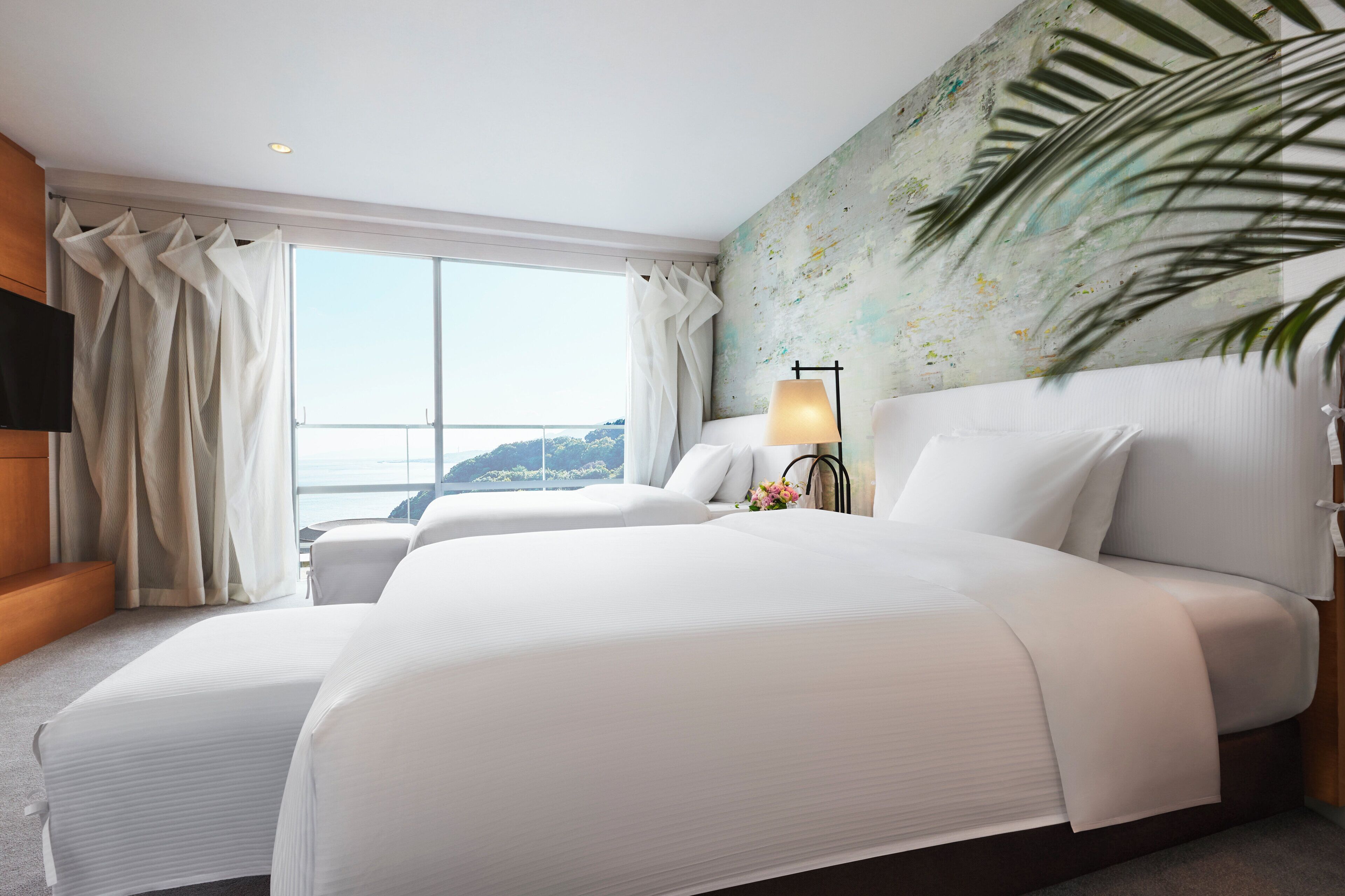 Een minibar, een kluis op de kamer, individueel gedecoreerd, een bureau