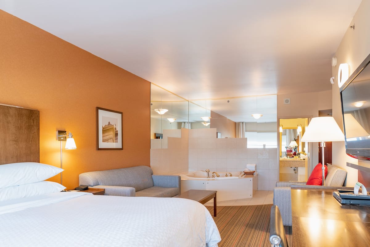 luxury suite, 1 king bed, non smoking | hypo-allergenic bedding, in-room safe, desk, soundproofing