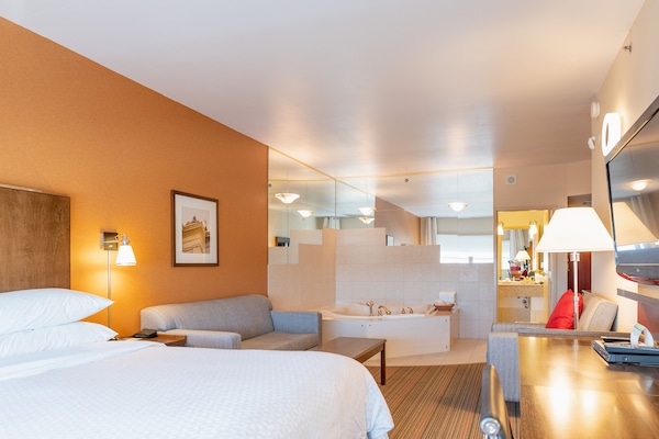 Luxury Suite, 1 King Bed, Non Smoking | Hypo-allergenic bedding, in-room safe, desk, soundproofing