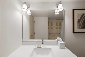 Suite, 1 très grand lit, non-fumeur | Salle de bain