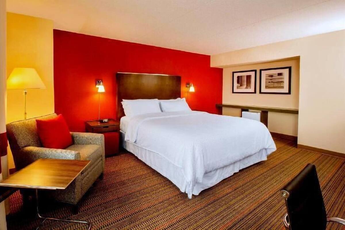 Literie hypoallergĂ©nique, coffre-fort, bureau, systĂšme dâinsonorisation