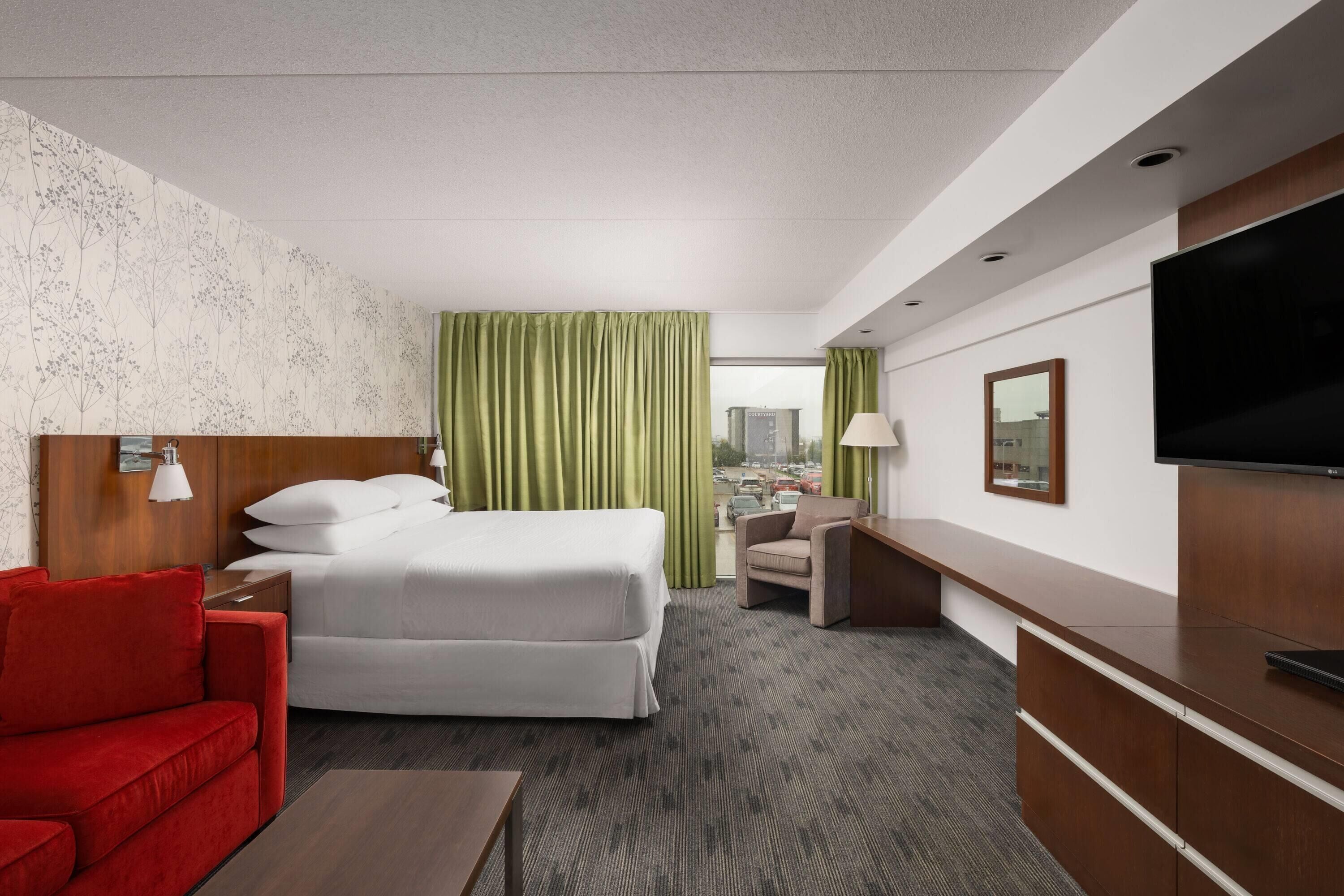 Deluxe Room, 1 King Bed, Non Smoking | Hypo-allergenic bedding, in-room safe, desk, soundproofing