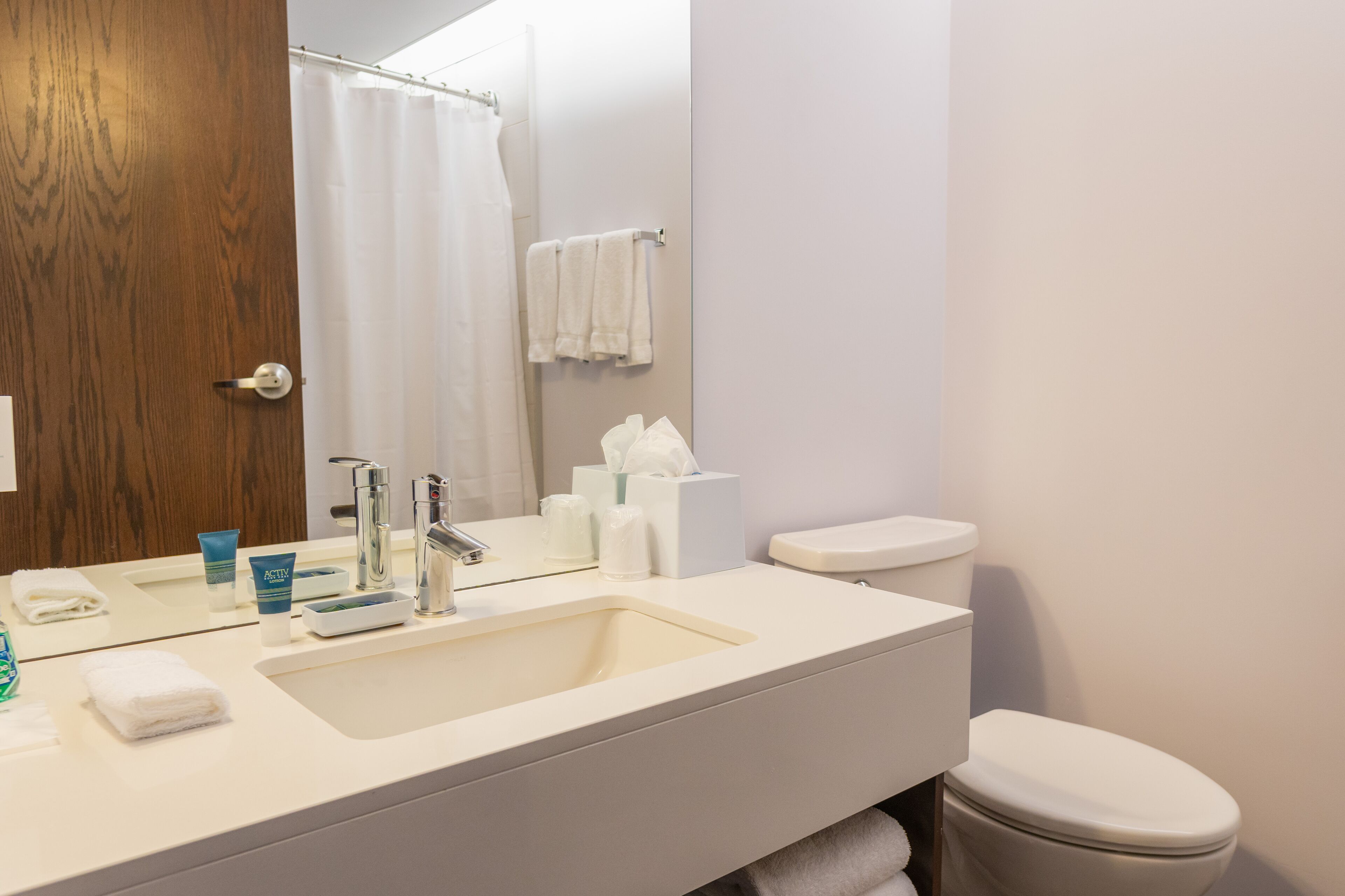 separate bathtub and shower, hair dryer, towels