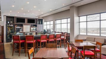 早餐,供應午餐和晚餐