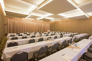 Hypo-allergenic bedding, in-room safe, desk, soundproofing